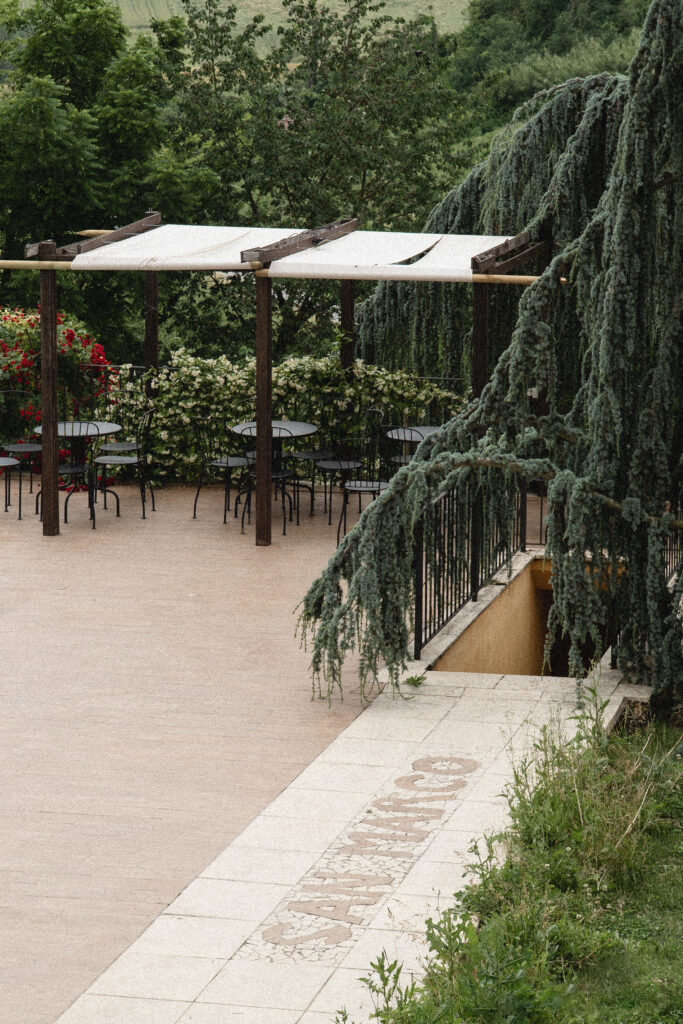 sfondo con sedie e giardino
